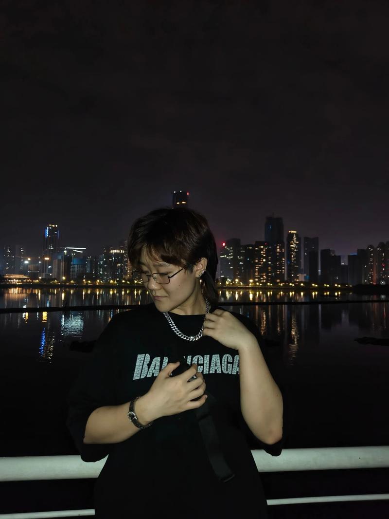 在人群中独自书写（人群中独自一人）